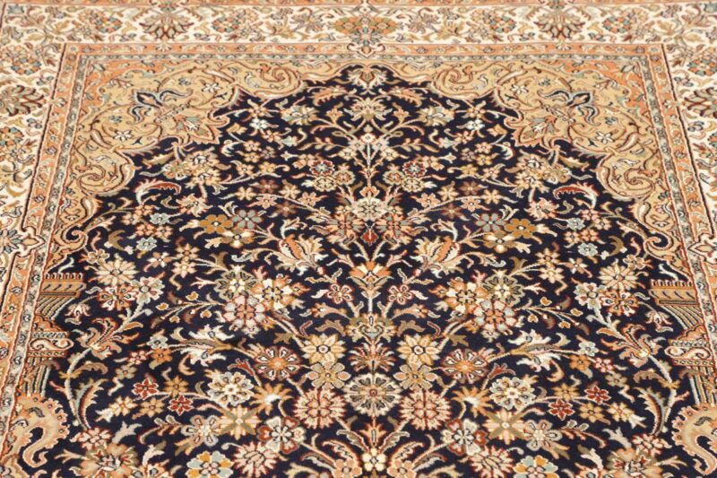 Kashmir Orientteppich 122 × 189 cm, Seide, handgeknüpft