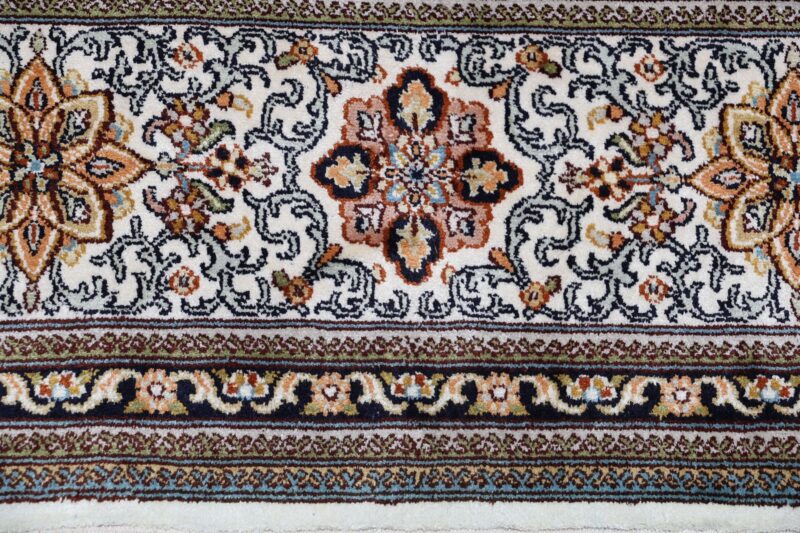 Kashmir Orientteppich 162 × 241 cm, Seide, handgeknüpft