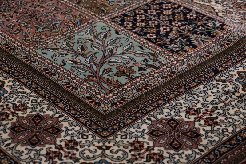 Kashmir Orientteppich 168 × 245 cm, Seide, handgeknüpft