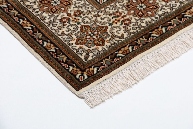 Kashmir Orientteppich 169 × 244 cm, Seide, handgeknüpft