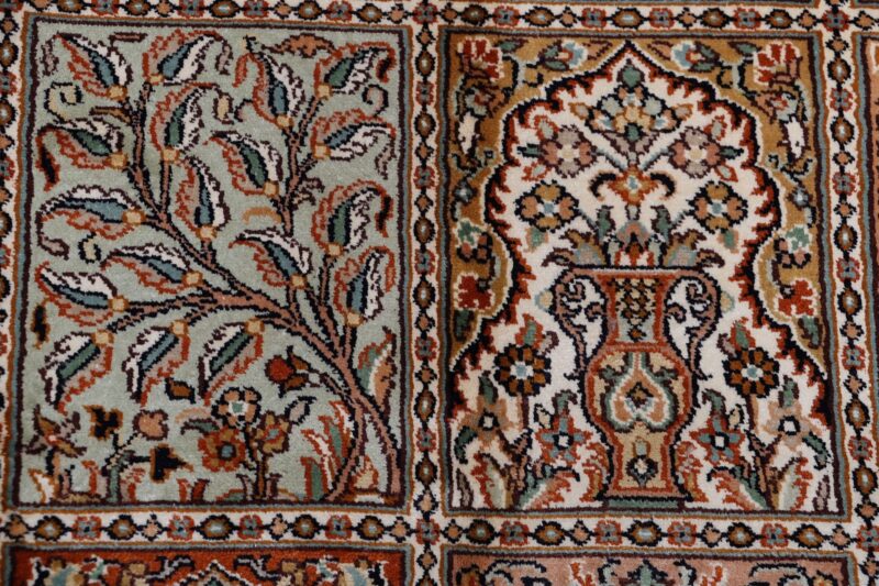 Kashmir Orientteppich 169 × 244 cm, Seide, handgeknüpft