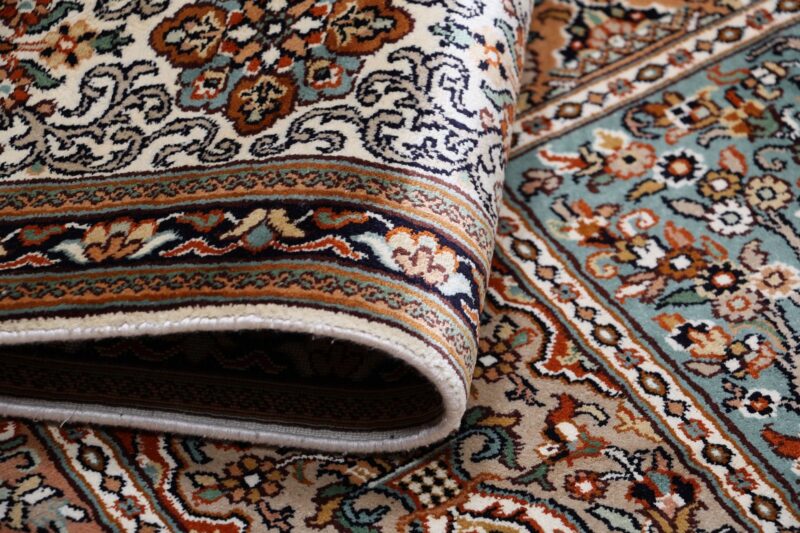 Kashmir Orientteppich 169 × 244 cm, Seide, handgeknüpft