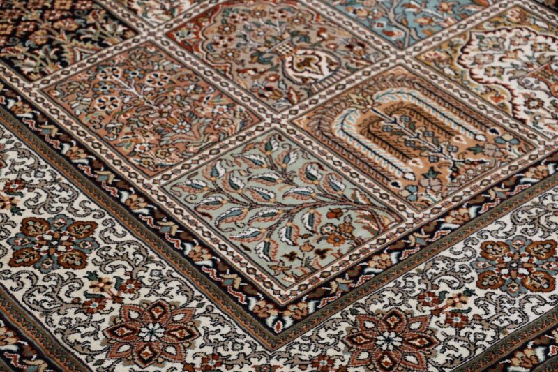 Kashmir Orientteppich 169 × 244 cm, Seide, handgeknüpft