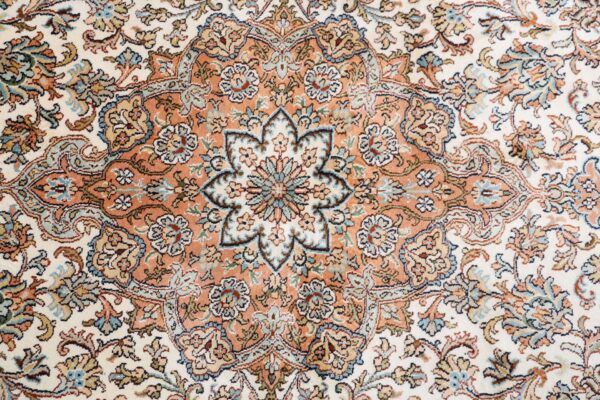Kashmir Orientteppich 169 × 254 cm, Seide, handgeknüpft