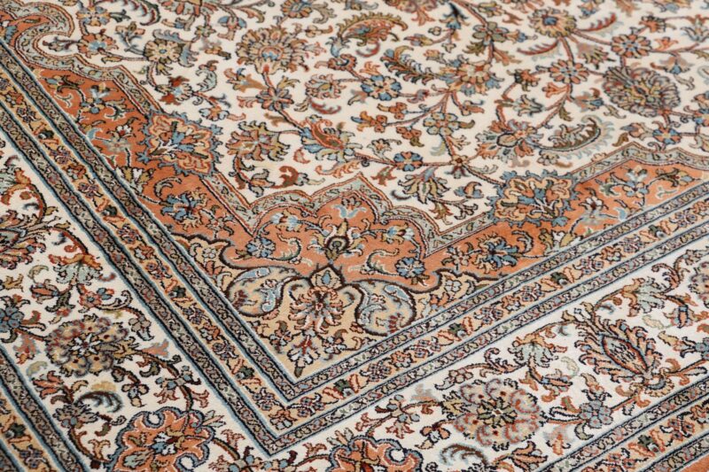Kashmir Orientteppich 169 × 254 cm, Seide, handgeknüpft